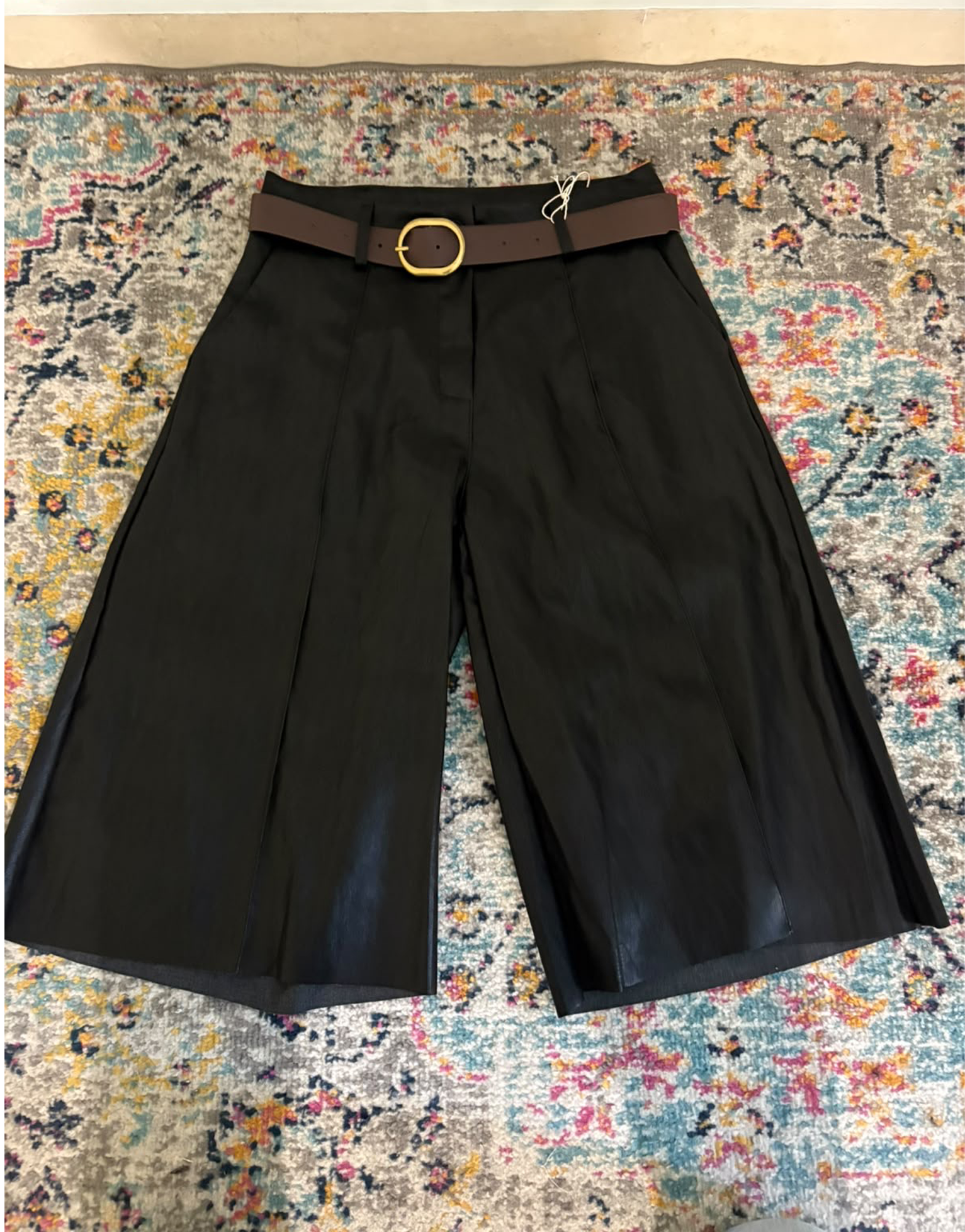 Pantalón polipiel corto