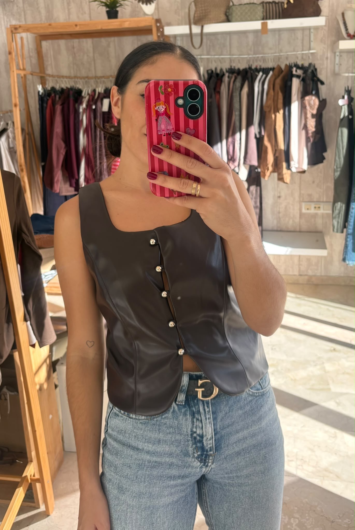 Top efecto cuero marrón