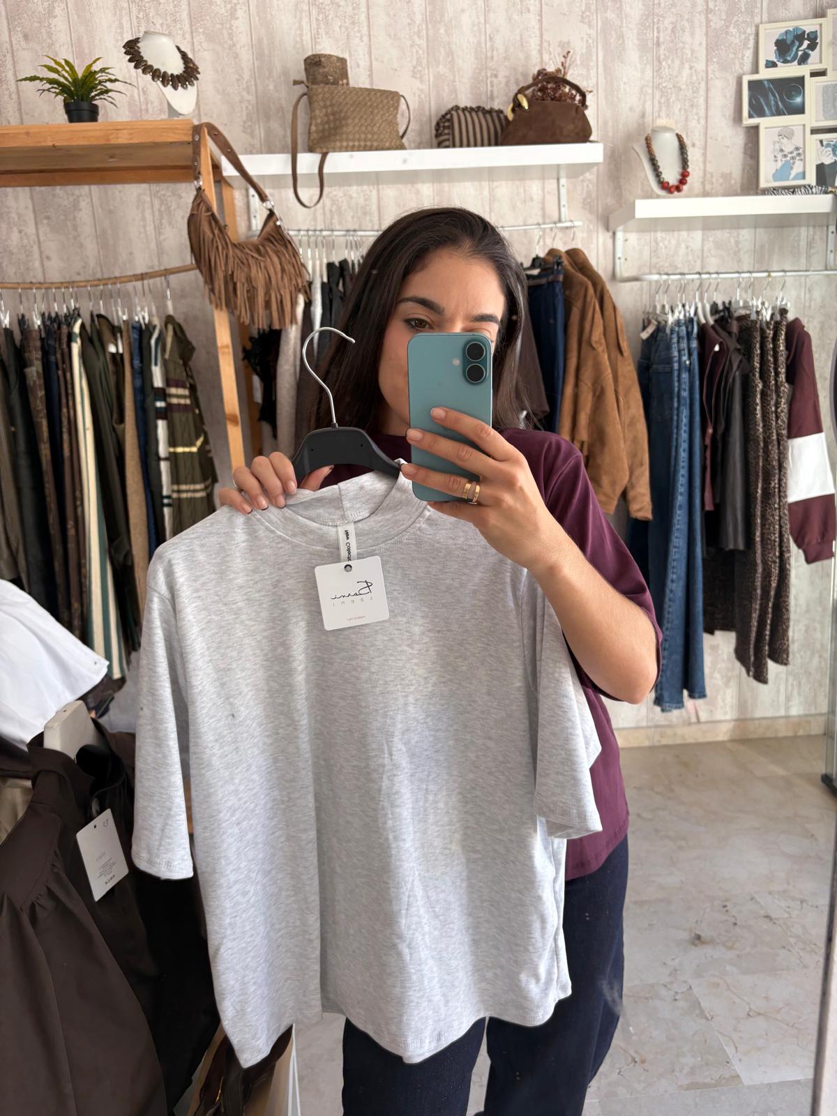 Camiseta cuello perkin gris