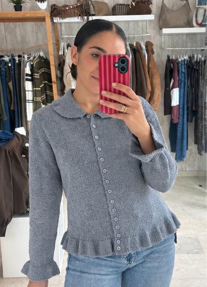 Rebeca cuello babero gris claro